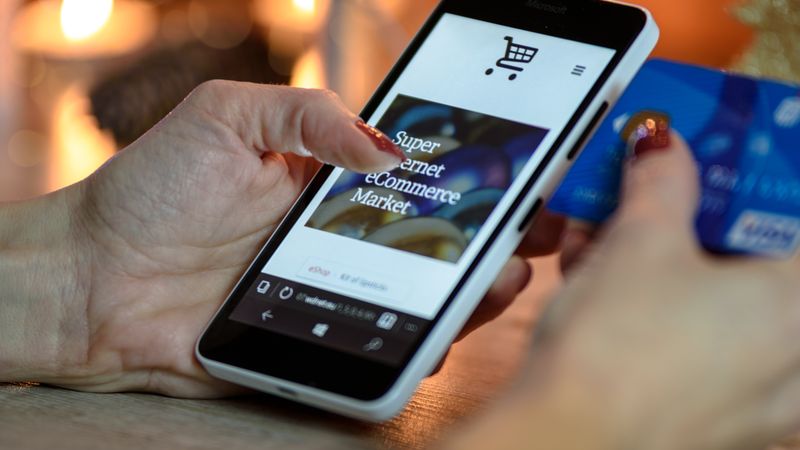 Comparación entre tienda ecommerce y catálogo digital en dispositivos móviles